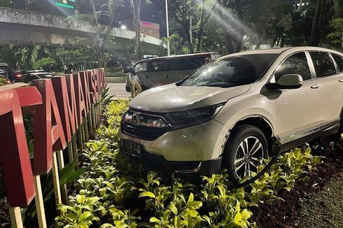 CRV Serempet Motor hingga Masuk Taman Semanggi, Satu Orang Luka