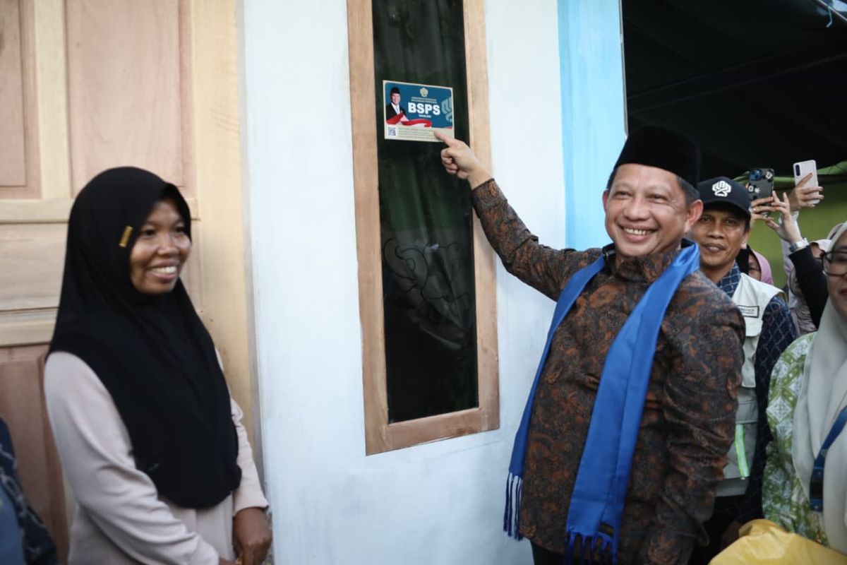 Menteri Dalam Negeri (Mendagri) Muhammad Tito Karnavian saat meninjau pelaksanaan program BSPS di Desa Pone, Kecamatan Limboto Barat, Kabupaten Gorontalo, Selasa (23/6/2026). 