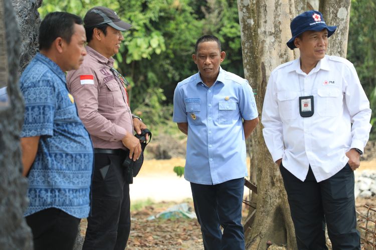 Bupati Bulungan Syarwani didampingi Sekretaris Daerah (Sekda) Kabupaten Bulungan Risdianto, Kepala Dinas Pekerjaan Umum dan Penataan Ruang (PUPR), Kepala Dinas Lingkungan Hidup (DLH) serta perangkat daerah lain meninjau proses pembangunan kawasan Kebun Raya Bundayati terutama anjungan yang nantinya menjorok kearah danau sebagai panggung utama untuk berbagai kegiatan, beberapa waktu lalu.