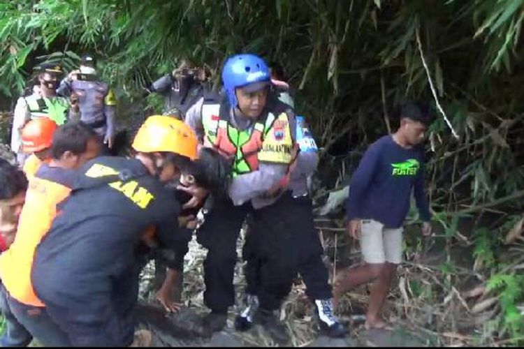 Tim gabungan mengevakuasi korban atas nama Fazrul (14), asal Indramayu, santri Ponpes Al Lulu wa Marjan, Desa Bumirejo, yang hanyut di Sungai Elo, Desa Blondo, Kecamatan Mungkid, Kabupaten Magelang, Rabu (5/1/2022).