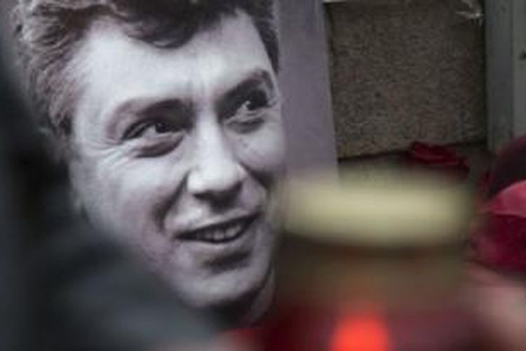 Nemtsov, mantan wakil perdana menteri dan politikus liberal veteran, ditembak dari belakang empat kali. 