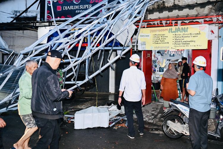 Penjabat (Pj) Gubenur Jawa Barat, Bey Machmudin saat meninjau lokasi yang diterjang angin puting beliung di Rancaekek, Kabupaten Bandung dan Jatinangor, Kabupaten Sumedang, Rabu (21/2/2024).