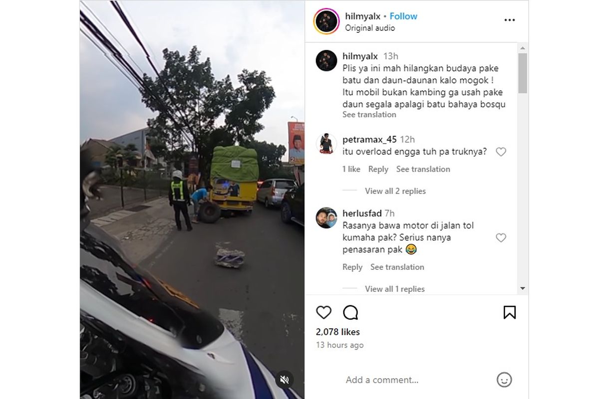 Truk mogok di pinggir jalan