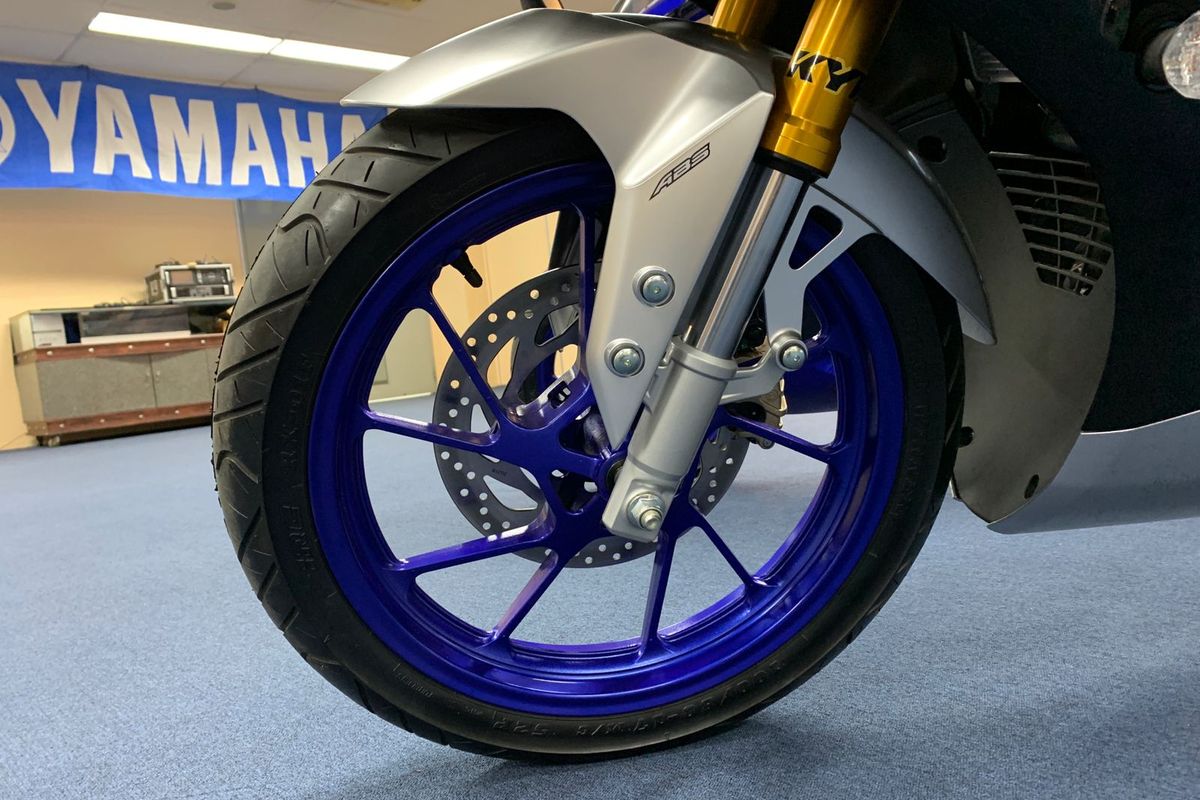 Sokbreker upside down milik Yamaha R15M