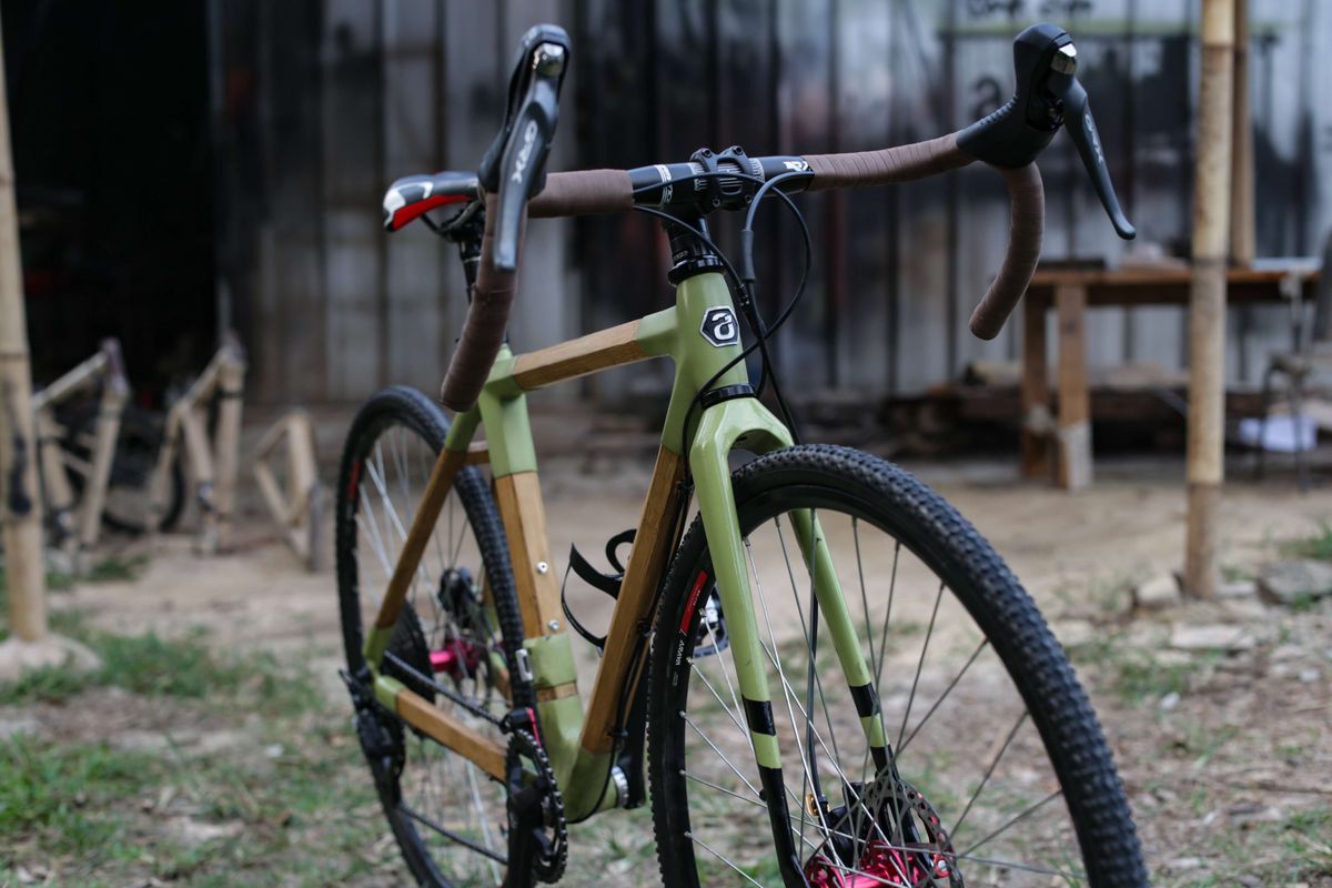 Sepeda bambu tipe komodo buatan Arana Bike diperlihatkan di workshop di Gunung Putri, Kabupaten Bogor, Kamis (26/8/2021). Sepeda bambu tipe ini telah mendapat sertifikat SNI.
