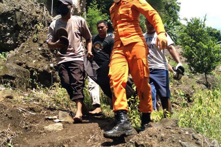 Tim SAR Basarnas bersama warga melakukan evakuasi terhadap mayat WNA asal Inggris yang jatuh di jurang, Kecamatan Ternate Pulau, Kota Ternate, Maluku Utara, Sabtu (26/11/2022)