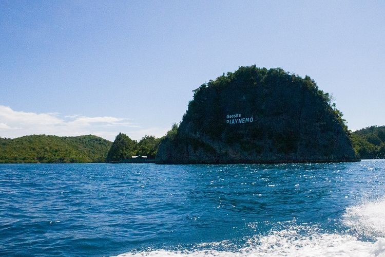 Pemandangan yang akan dilihat sepanjang perjalanan naik kapal cepat dari Kota Waisai di Pulau Waigeo menuju Piaynemo, Kabupaten Raja Ampat, Provinsi Papua Barat, Selasa (26/10/2021).