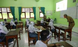 Ganjar Ingatkan Para Guru Berikan Contoh Disiplin Terapkan Prokes