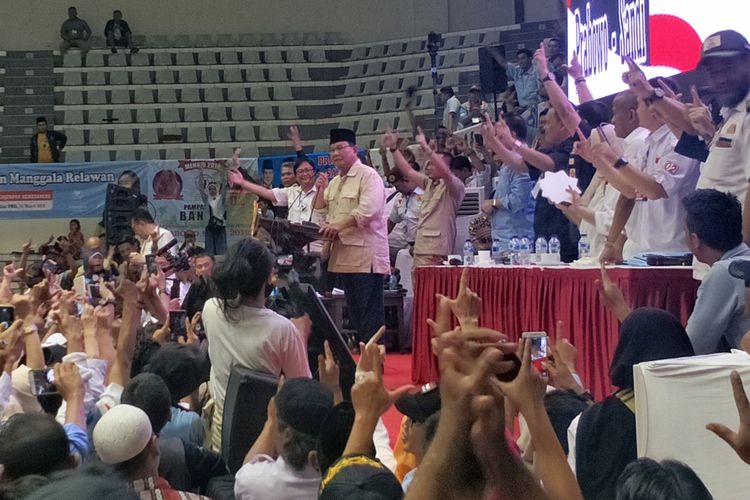 Calon presiden nomor urut 02 Prabowo Subianto saat memberikan pembekalan relawan Prabowo-Sandiaga di Padepokan Pencak Silat, Taman Mini Indonesia Indah (TMII), Jakarta Timur, Jumat (15/3/2019).