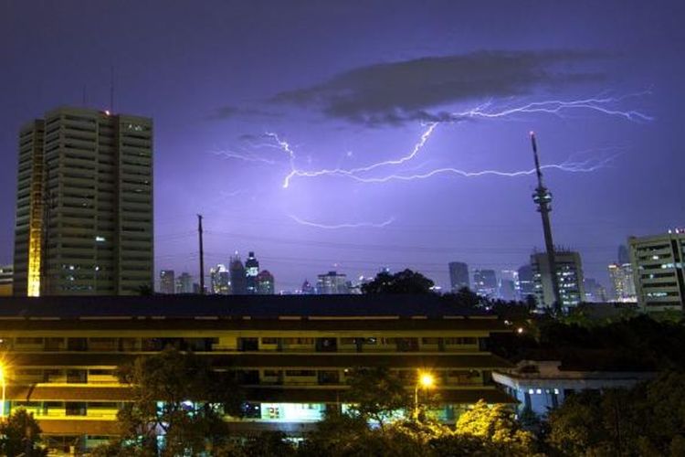 Kilatan cahaya yang menyilaukan disusul dengan suara guruh menggelegar di langit Jakarta, beberapa waktu lalu. Musim pancaroba ditandai dengan kondisi cuaca yang cepat berubah. Selain panas terik dan hujan es, selama musim pancaroba juga rentan terjadi angin kencang serta petir dan guntur. Keempat peristiwa itu biasanya terjadi secara berkesinambungan.