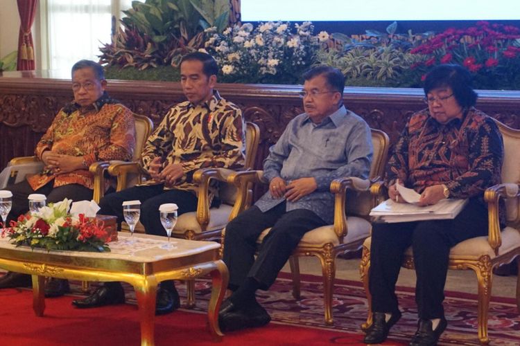 Presiden Jokowi saat memberikan pengarahan kepada Peserta Rapat Koordinasi Nasional Pengendalian Kebakaran Hutan dan Lahan Tahun 2018, di Istana Negara, Jakarta, Selasa (6/2/2018).