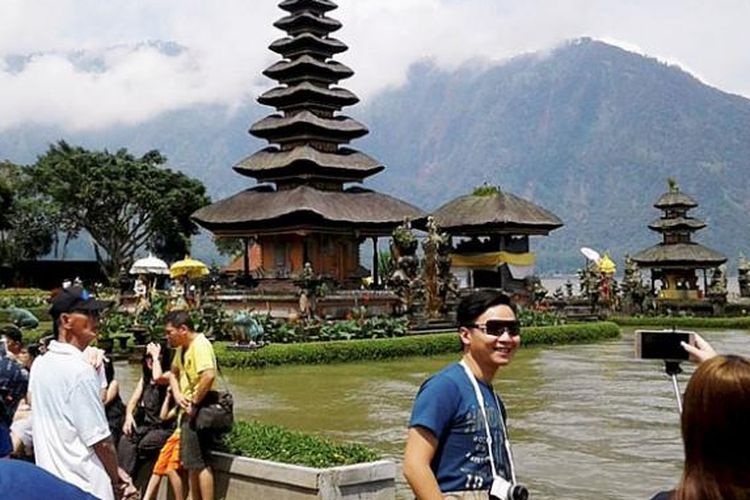 Obyek wisata Pura Ulun Danu, Danau Beratan, Bedugul, Kabupaten Tabanan, Bali, masih menjadi salah satu favorit kunjungan wisatawan domestik dan asing, seperti terlihat pada Kamis (22/12/2016). Pada musim liburan, jumlah kunjungan bisa mencapai 2.000 orang per hari.