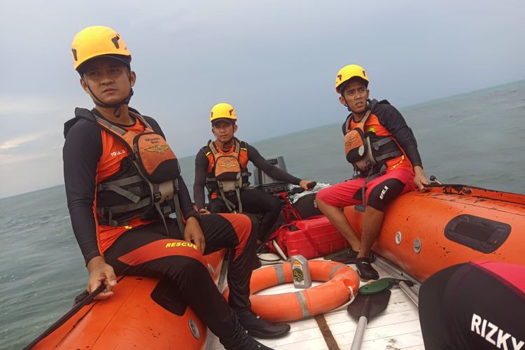 Tim SAR Pangkalpinang saat mencari awak kapal penangkap ikan yang hilang saat diterpa angin kencang di perairan Pantai Tuing, Bangka, Rabu (14/9/2022).