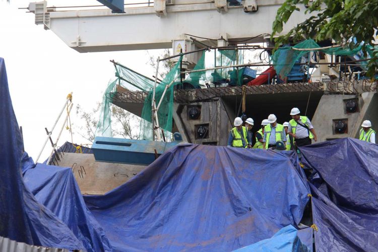 Petugas mengecek kondisi pasca robohnya kontruksi proyek LRT di Jalan Kayu Putih, Pulogadung, Jakarta Timur, Senin (22/01/2018). Direktur Utama Jakarta Propertindo (JakPro) Satya Heragandhi menyampikan, robohnya LRT tersebut berawal saat petugas sedang melakukan pemasangan antar-span box P28 ke P29.