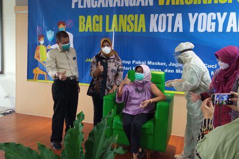 Cerita Lansia Pertama yang Disuntik Vaksin di Yogyakarta