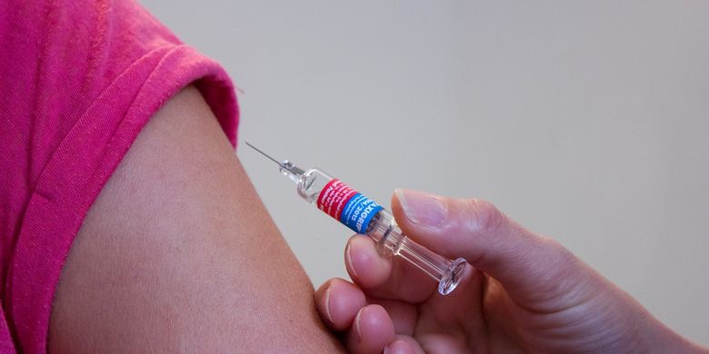 Ilustrasi pemberian vaksin.