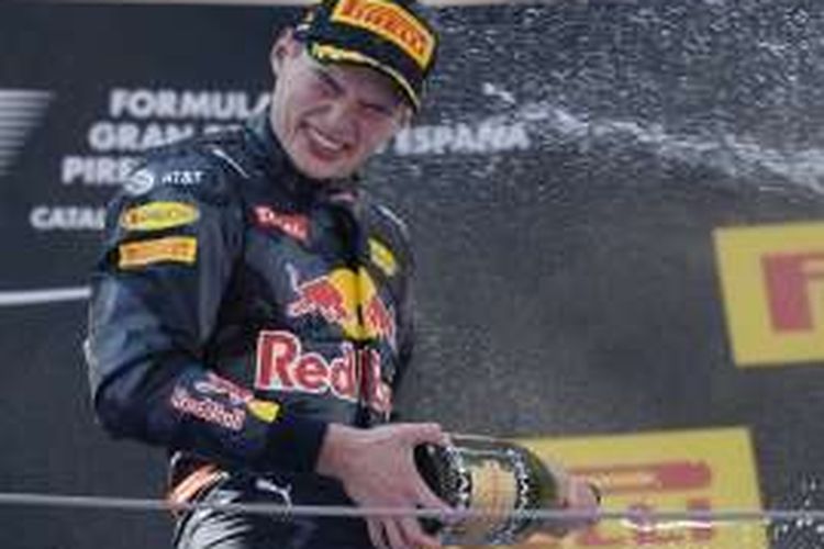 Pebalap Red Bull Racing asal Belanda, Max Verstappen, merayakan kemenangannya pada balapan GP Spanyol di Circuit de Catalunya, Montmelo, Minggu (15/5/2016).