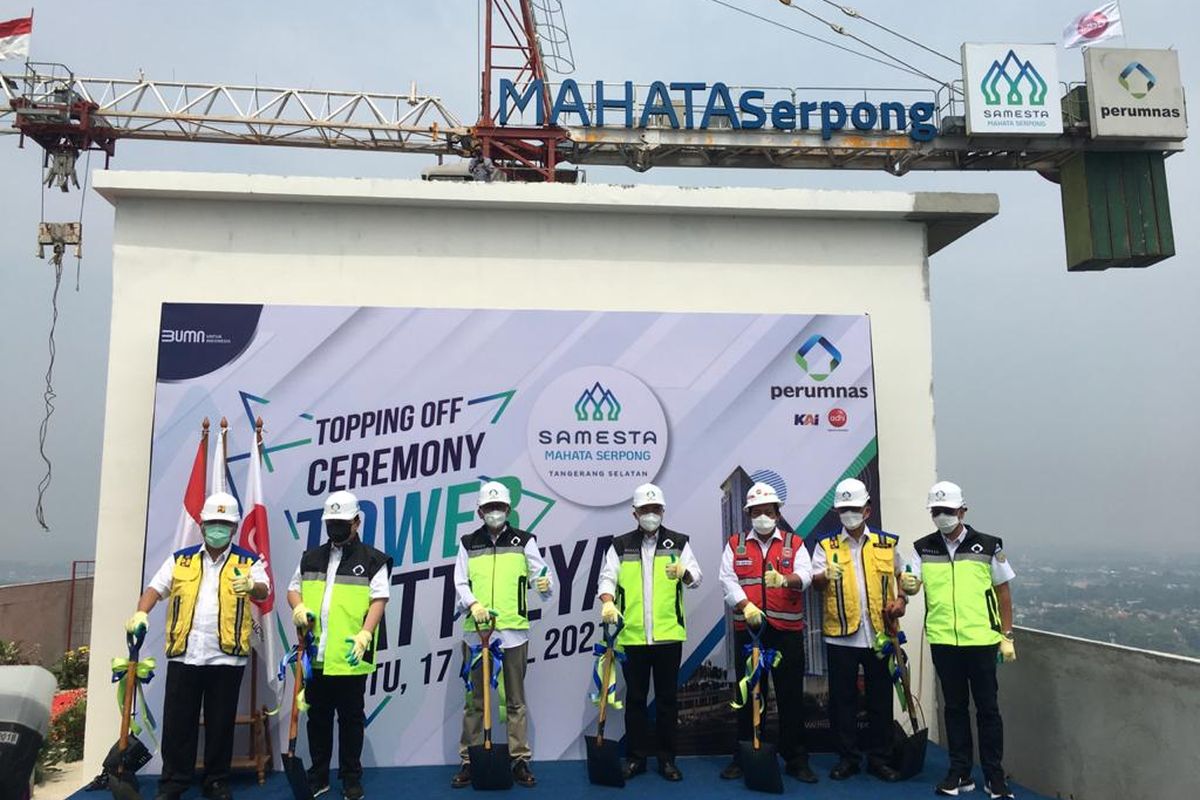 Menteri Badan Usaha Milik Negara (BUMN) Erick Thohir saat menghadiri prosesi topping off Tower Cattleya, Samesta Mahata Serpong pada Sabtu (17/4/2021).