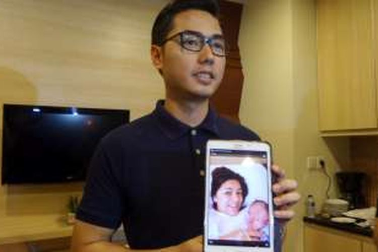 Rizky Kinos menunjukkan foto Nycta Gina dan putranya di RS Omni Pulomas, Jakarta Timur, Rabu (4/5/2016).