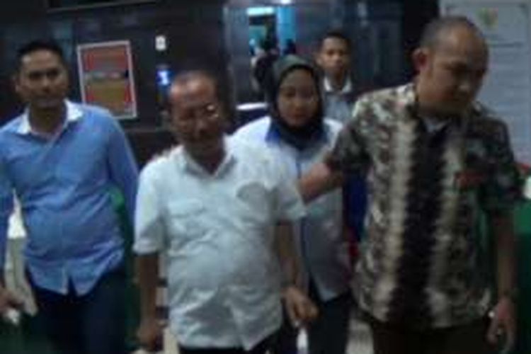 Setelah menjalani pemeriksaan sebagai tersangka di kantor Kejaksaan Tinggi Sulselbar, Camat Mangarabombang di Kabupaten Takalar, M Noor Uthary akhirnya dijebloskan ke sel Lembaga Pemasyarakatan (Lapas) Klas 1 Makassar, Kamis (8/12/2016) malam. 