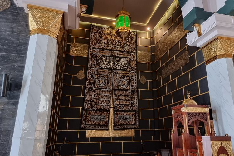 Kiswah Asli dari Kabah yang Ada di Masjid Ar Rahman Blitar.