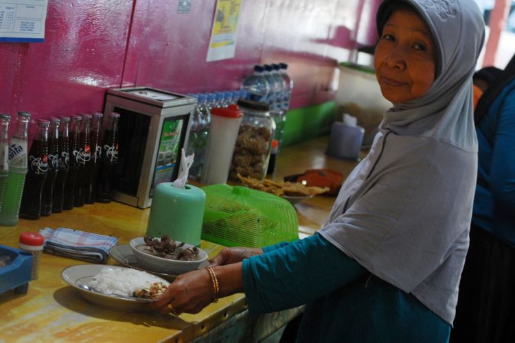 Purwati (62), menyajikan‎ seporsi sayur becek di ‎Warung makan Putra 45 di jalan Jenderal Sudirman, Kota Purwodadi, Grobogan, Jumat (20/10/2017).