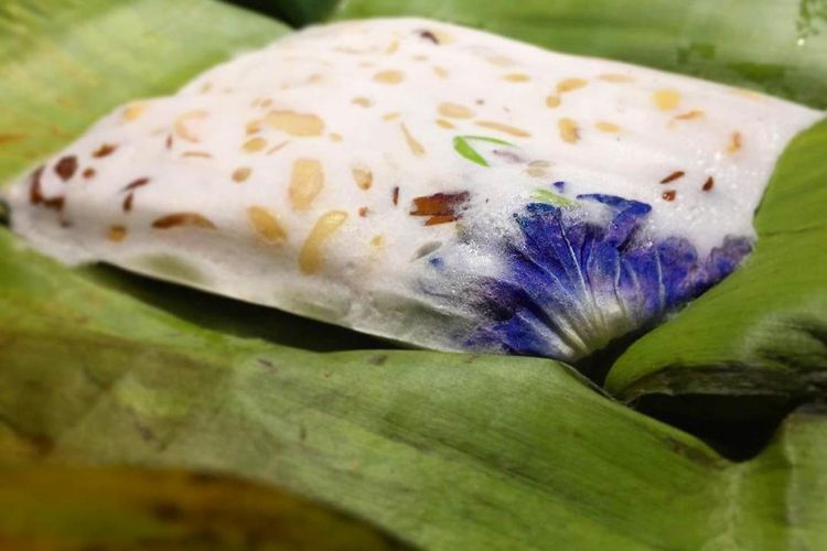 Tempe dari kembang telang dan kembang blimbing. 