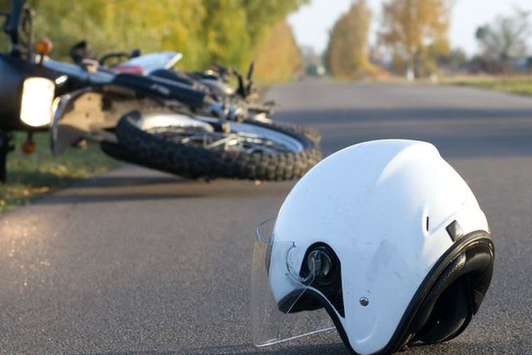 Pesepeda Motor Tewas Usai Tabrak Truk Parkir Sembarangan di Gresik