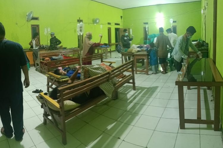 Sejumlah warga diduga keracunan makanan sedang ditangani tim medis di Simpenan, Sukabumi, Jawa Barat, Rabu (5/5/2021).
