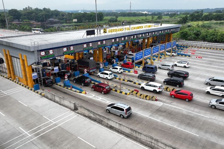 Pantauan lalu lintas di Gerbang Tol Cikampek Utama. Simak daftar tarif Tol Trans Jawa terbaru 2023 untuk kendaraan golongan I.