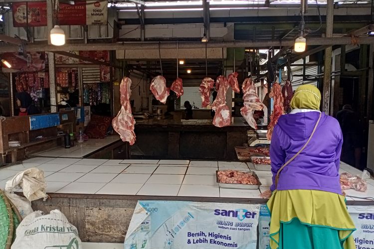 Harga daging sapi dikabarkan bakal naik jelang Ramadhan, beberapa pedagang di Jakarta dikabarkan akan mogok berjualan Senin (28/2/2022) nanti. Namun harga daging sapi di pasar Kabupaten Bandung masih normal