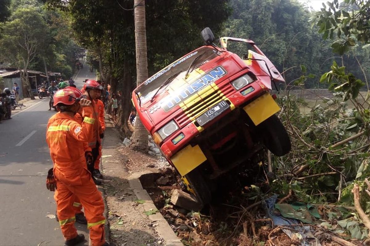 Sebuah truk terperosok di jalan Aselih, Kecamatan Jagakarsa, Jakarta Selatan, Selasa (2/7/2109)