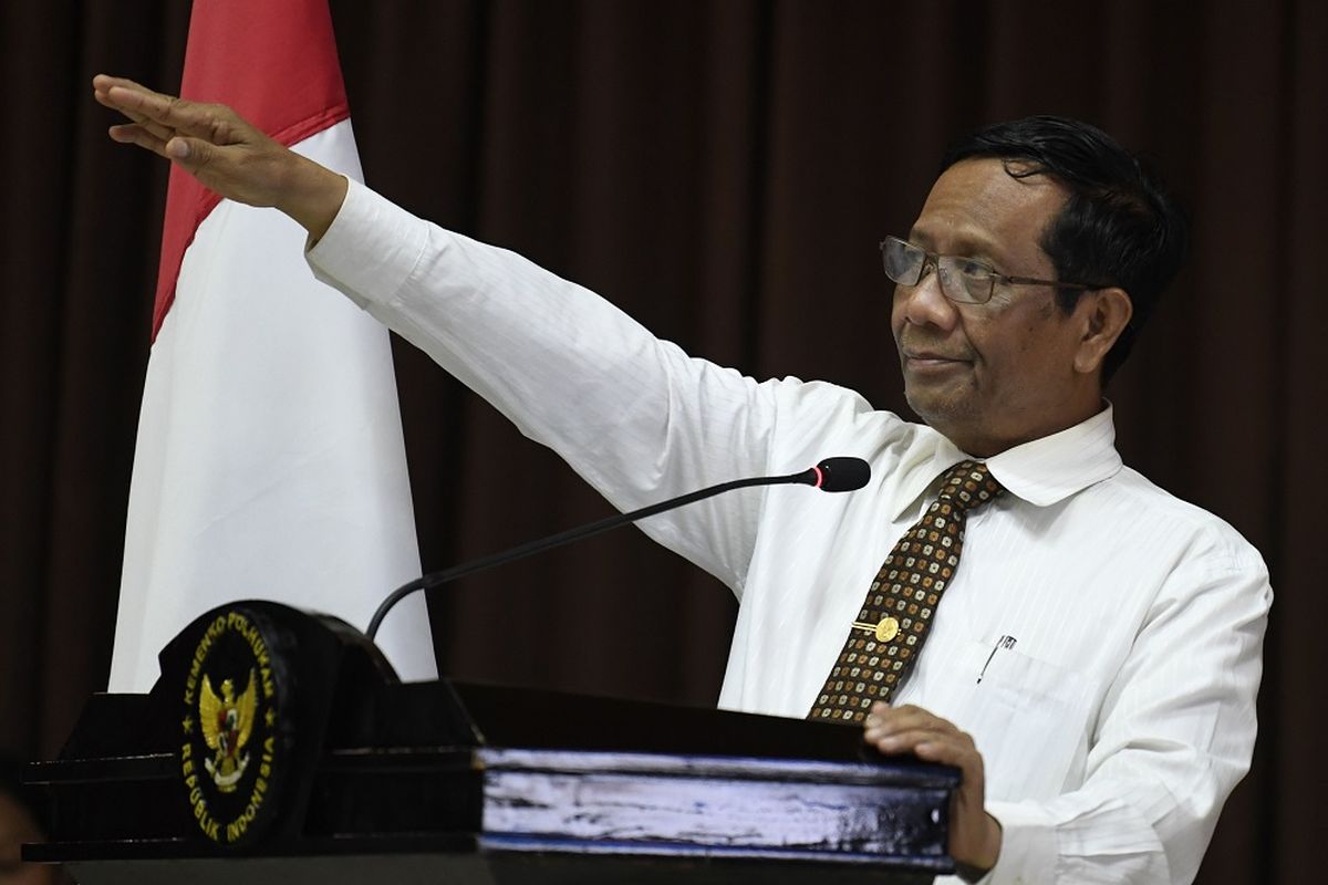 Menteri Koordinator Politik, Hukum dan Keamanan Mahfud MD menyampaikan sambutan disela penyerahan kompensasi secara simbolis kepada keluarga korban tindak pidana terorisme di Kemenkopolhukam, Jakarta, Jumat (13/12/2019). Pemerintah menyalurkan bantuan kompensasi kepada empat korban tindak pidana terorisme yang terjadi di Tol Kanci-Pejagan, korban di Cirebon dan satu orang korban penyerangan terorisme di Pasar Blimbing, Lamongan yang terjadi tahun 2018. ANTARA FOTO/Puspa Perwitasari/foc.