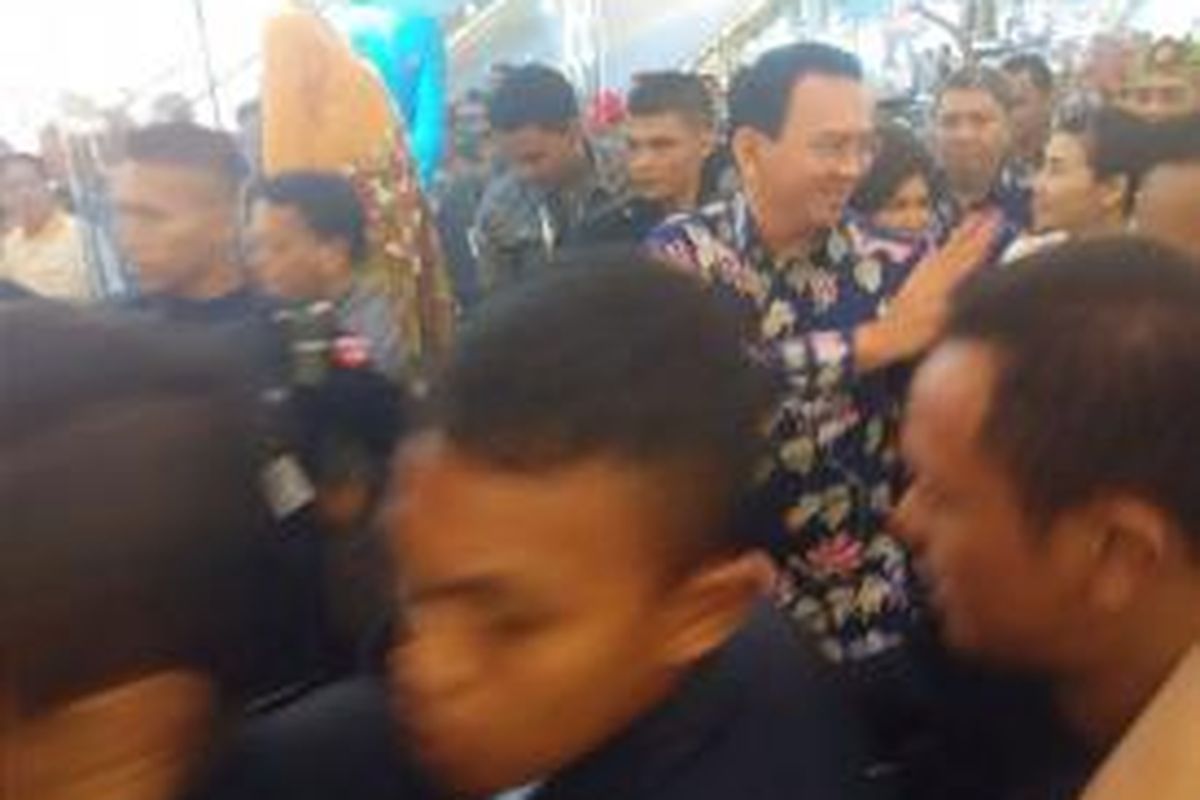 Gubernur DKI Jakarta Basuki Tjahaja Purnama disambut oleh puluhan hingga ratusan pengunjung Mal Baywalk Pluit, Sabtu (6/6/2015) malam