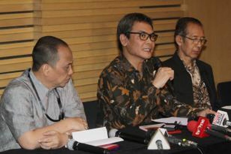 Plt Pimpinan KPK Johan Budi (tengah), Indriyanto Seno Adji (kiri) dan Zulkarnain, saat menggelar barang bukti hasil operasi tangkap tangan (OTT) dugaan suap hakim PTUN Medan, di kantor KPK, Jakarta Selatan, Jumat (10/7/2015).