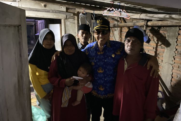 Haru Keluarga Tinggal di Rumah Beralas Tanah di Indramayu, Dapat Bantuan Bedah Rumah dari Menteri