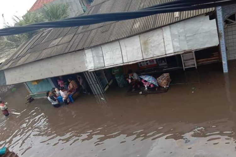 Ratusan rumah warga di Desa Tanjungsari Kecamatan Sukaresik Kabupaten Tasikmalaya, terendam banjir akibat luapan air Sungai Citanduy pasca hujan deras mengguyur wilayah itu sampai Minggu (23/2/2020) dini hari tadi.