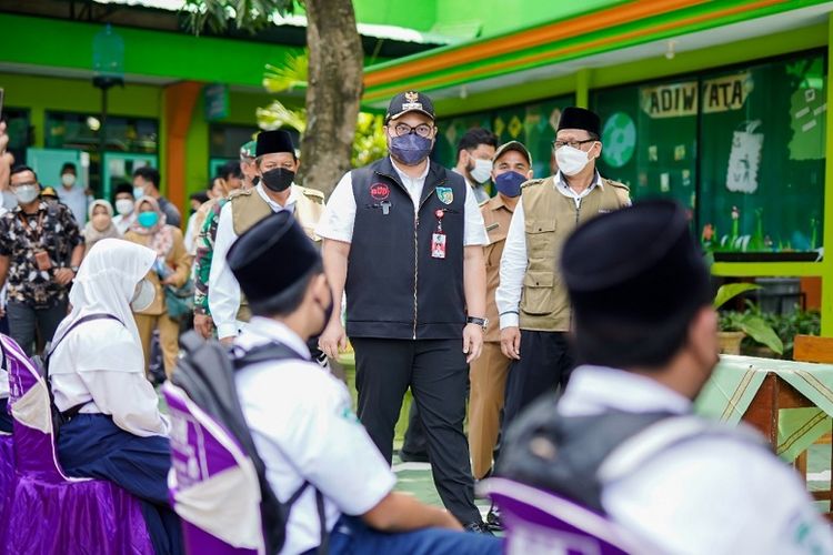 Bupati Kediri Hanindhito Himawan Pramana saat melakukan program vaksinasi di MAN 2 kediri 