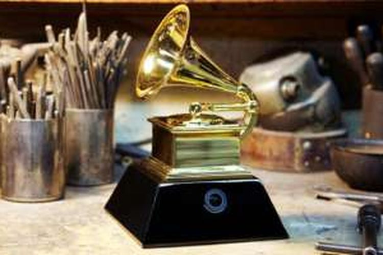 Contoh piala Grammy dengan kamera GoPro di bagian alas yang akan dipakai saat acara Grammy Awards 2016C