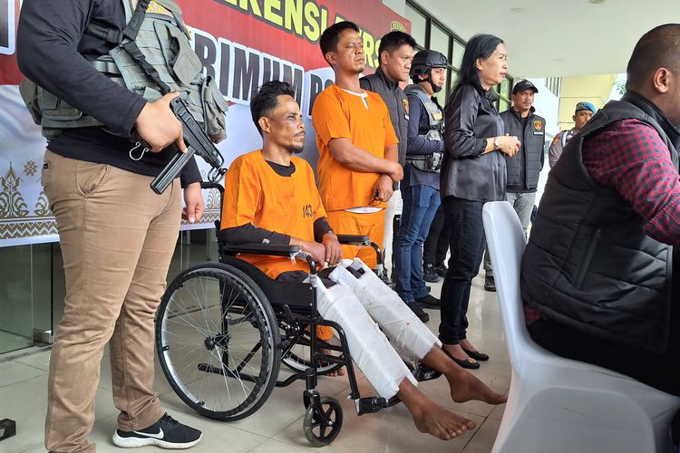 Dua pelaku perampokan yang ditangkap polisi dihadirkan dalam konferensi pers di Mapolda Riau, Kamis (30/11/2023).
