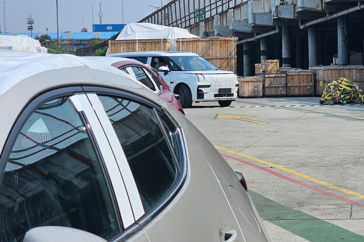 Zeekr 009 sudah berada di pelabuhan Tanjung Priok.