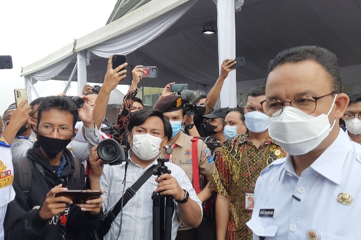 Gubernur DKI Jakarta Anies Baswedan (paling kanan masker putih) melepas keberangkatan peserta mudik gratis dari Pemerintah Provinsi DKI Jakarta dari Terminal Terpadu Pulogebang, Jakarta Timur, Selasa (27/4/2022). 