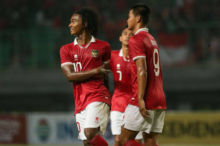 Pemain timnas U19 Indonesia melakukan selebrasi usai membobol gawang Brunei pada laga lanjutan Grup A Piala AFF U19 2022 yang digelar di Stadion Patriot Candrabhaga, Bekasi, Senin (4/7/2022). Indonesia unggul 7-0 atas Brunei