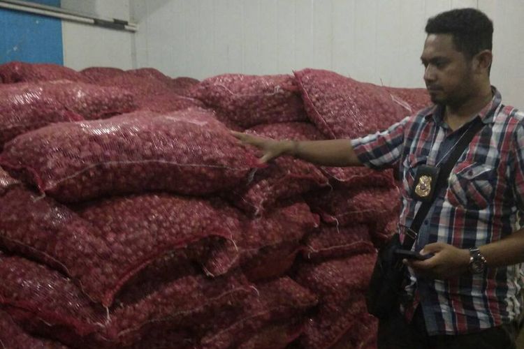Aparat Dirkrimsus Polda Maluku menggerebek sebuah gudang tempat penyimpanan ratusan karung bawang merah di kawasan Pelabuhan Perikanan Nusantara (PPN) Tantui Ambon, Rabu (21/6/2017).