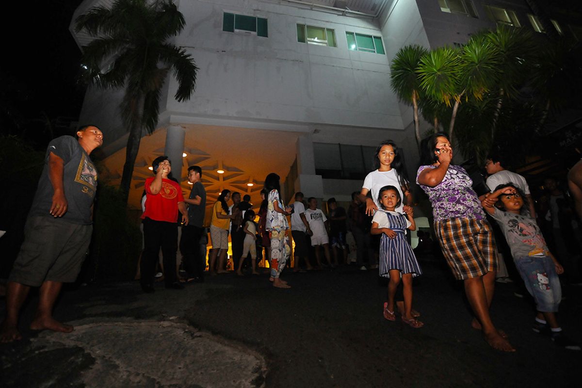 Sejumlah penghuni hotel berhamburan keluar saat terjadi gempa di Manado, Sulawesi Utara, Kamis (14/11/2019). Berdasarkan data Badan Meteorologi Klimatologi dan Geofisika (BMKG) terjadi gempa berkuatan 7.1 magnitudo mengguncang Maluku Utara pada Kamis (14/11/2019) pukul 23.17 WIB dan terasa hingga Manado, Sulawesi Utara. ANTARA FOTO/Aloysius Jarot Nugroho.