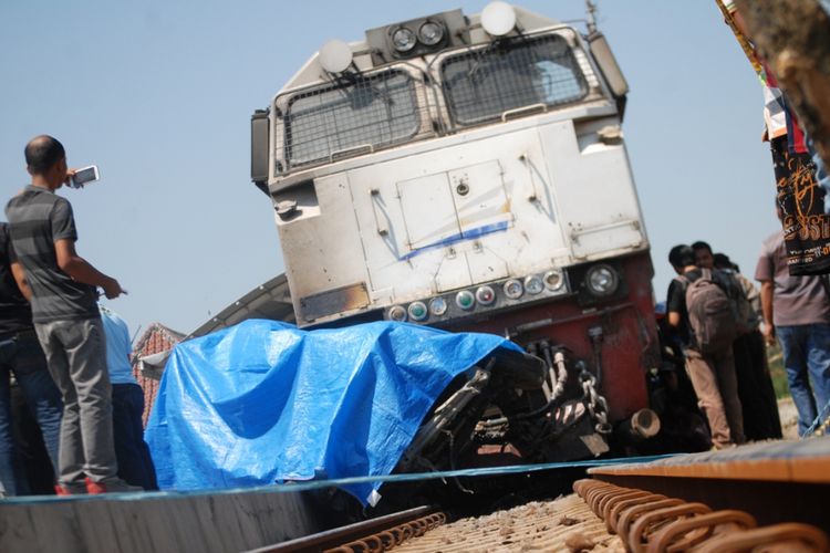 Kecelakaan maut antara kereta api Argo Bromo Anggrek jurusan Surabaya - Jakarta dengan Avanza silver berpelat B 1937 UZQ di perlintasan kereta api tanpa palang pintu di Dusun Jetis, Desa Katong, Kecamatan Toroh, Kabupaten Grobogan, Jawa Tengah, Sabtu (20/5/2017) pagi sekitar pukul 10.40 WIB.‎ Empat korban tewas, seorang di antaranya dosen Undip Semarang.