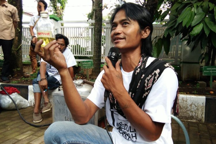 Dimas Agus Wijanarko (42) seorang tukang sablon asal Jakarta yang bisa menciptakan mesin pengolah sampah plastik menjadi bahan bakar minyak. 