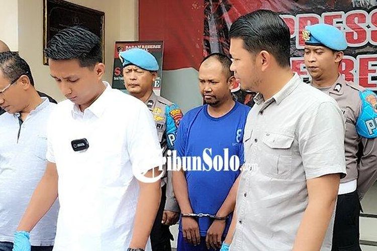 Aris Purwanda (tengah, baju biru) saat digelandang oleh personel Polres Boyolali. Aris ditangkap setelah menggasak kartu ATM, dan mencuri uang dari pacarnya sebesar Rp 23 juta Januari lalu.