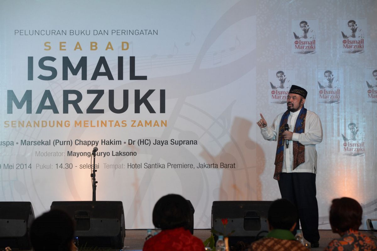 Wartawan senior Kompas, Ninok Leksono, bercerita mengenai proses membuat  buku Ismail Marzuki, Senandung Melintas Zaman, karyanya, saat diluncurkan di Hotel Santika Premiere, Jakarta Barat, Senin (19/5/2014). Peluncuran buku ini juga menandai peringatan seabad Ismail Marzuki, komponis besar Indonesia.


 *** Local Caption *** Wartawan Kompas Ninok Leksono bercerita mengenai proses pembuatan dan isi buku 