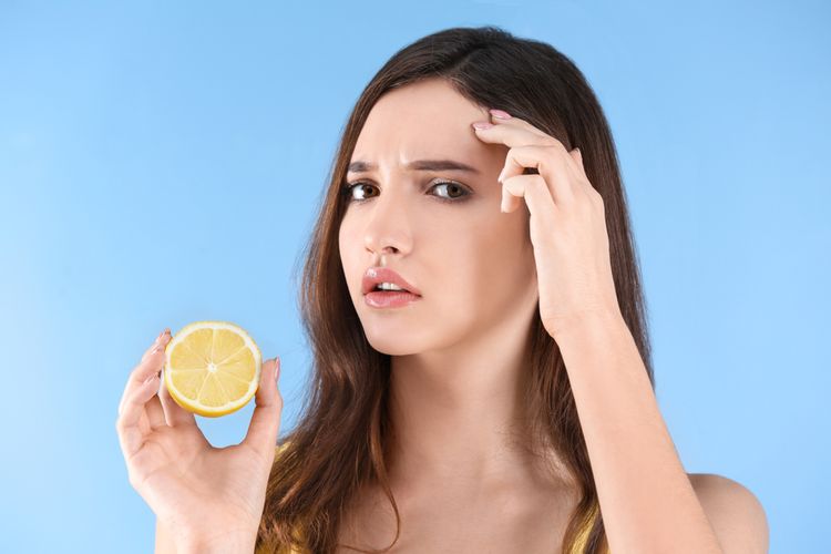 Ilustrasi menghilangkan bekas jerawat dengan lemon. Apakah lemon bisa menghilangkan jerawat. Simak faktanya lewat artikel berikut. 